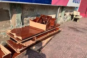Bàn ghế cũ, ghế đá hư bỏ trên vỉa hè