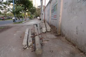 Trụ điện cũ trên vỉa hè, gây nguy hiểm cho người đi đường