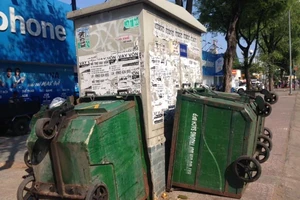 Xe lấy rác quây tủ điện