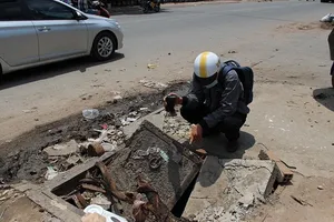 Đừng để những nắp cống thành cái bẫy cho trẻ nhỏ