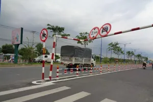 Thanh chắn biển báo cong vênh sắp gãy