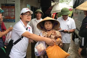 Pháp Luật TP.HCM trao tiếp 180 phần quà cho đồng bào vùng lũ