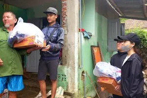 Các nghệ sĩ trao 350 phần quà cho đồng bào miền Trung