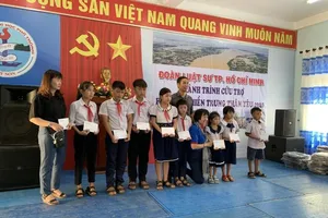 Đoàn luật sư TP.HCM trao tiền cứu trợ tại miền Trung