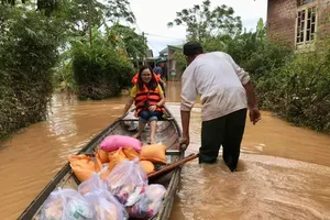 Pháp Luật TP.HCM trao 4,6 tỉ đồng cho đồng bào miền Trung