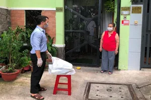 Hộ dân trong khu phong tỏa được tặng quà miễn phí tận nhà