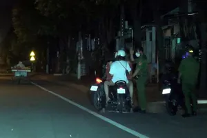 Công an phường lập chốt bắt xe.