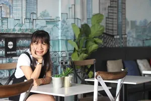 Tác giả trong một lần đi cà phê cùng bạn bè.