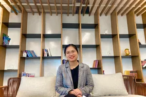 Tác giả ở nơi làm việc của mình. Ảnh: NVCC