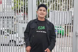 Tác giả đang làm công việc giám sát công trình. Ảnh: NVCC