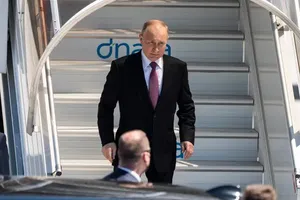 Tổng thống Nga Vladimir Putin bước xuống từ chuyên cơ sau khi máy bay hạ cánh ở sân bay Geneva. Ảnh: AFP