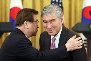 Ông Sung Kim cười sau khi được ông Biden bổ nhiệm làm Đặc phái viên Mỹ về Triều Tiên hôm 21-5. Ảnh: YONHAP