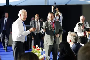 Tổng thống Mỹ Joe Biden (áo sơ mi trắng, cà vạt xanh) khó chịu khi bị PV Kaitlan Collins gặng hỏi sau khi đã kết thúc họp báo sau hội đàm Geneva. Ảnh: AP