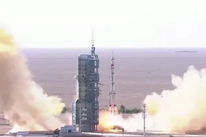 Tên lửa đẩy Trường Chinh 2F mang theo tàu vũ trụ Thần Châu 12 được phóng đi từ căn cứ ở sa mạc Gobi (Trung Quốc) hôm 17-6. Ảnh: NBC