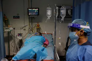 Ảnh minh họa - Một bệnh nhân COVID-19 tại Ấn Độ. Ảnh: REUTERS