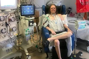 Ông Jason Kelk đã trải qua 14 tháng rưỡi nằm viện vì COVID-19 vẫn giữ sự lạc quan, trước khi quyết định "bỏ cuộc". Ảnh: DAILY MAIL dẫn từ tập ảnh của gia đình bệnh nhân