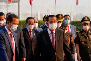 Thủ tướng Hun Sen (giữa) và các quan chức Campuchia trong lễ tiếp vận lô vaccine ngừa COVID-19 do Trung Quốc viện trợ hồi tháng 2. Ảnh: REUTERS