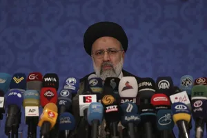 Tổng thống đắc cử Iran Ebrahim Raisi trong cuộc họp báo hôm 21-6. Ảnh: AP