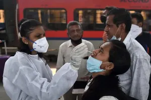 Một điểm xét nghiệm nhanh COVID-19 tại một nhà ga tàu hỏa tại TP Mumbai, bang Maharashtra (Ấn Độ). Ảnh: HT MEDIA (ẤN ĐỘ)