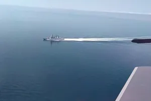 Tàu HMS Defender của Hải quân Hoàng gia Anh trong khu vực lãnh hải của bán đảo Crimea, ảnh do máy bay Nga chụp lại. Ảnh: REUTERS