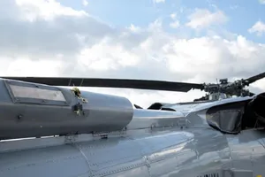 Một lổ thủng trên vỏ trực thăng của Tổng thống Colombia Ivan Duque. Ảnh: REUTERS