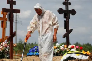 Một người chôn cất người chết vì COVID-19 tại một nghĩa trang ở TP Saint Petersburg (Nga) hôm 25-6. Ảnh: REUTERS