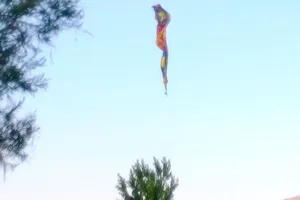 Một chiếc khinh khí cầu rơi ở TP Albuquerque, bang New Mexico (Mỹ) hôm 26-6. Ảnh: AP