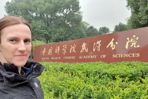 Bà Danielle Anderson ở phân hiệu Vũ Hán của Viện Hàn lâm khoa học Trung Quốc hồi năm 2019. Ảnh: BLOOMBERG