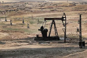 Một giềng dầu tại mỏ dầu al-Omar ở miền đông Syria (đang nằm dưới sự kiểm soát của Mỹ và các lực lượng được phương Tây hậu thuẫn). Ảnh: AP