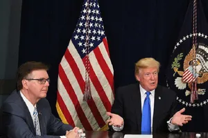 Ông Donald Trump (phải) và ông Dan Patrick (trái) trong một cuộc họp ở Texas năm 2020. Ảnh: AFP