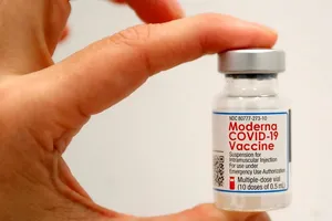 Ảnh minh họa - Một lọ vaccine ngừa COVID-19 của hãng Moderna. Ảnh: REUTERS