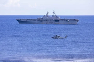 Một trực thăng MH-60R Seahawk và tàu đổ bộ tấn công USS Wasp (Mỹ) tham gia diễn tập tác chiến chống ngầm ở bắc Đại Tây Dương hồi tháng 9-2020. Ảnh: US NAVY