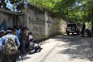 Phóng viên các hãng truyền thông tập trung bên ngoài nhà riêng của Tổng thống Haiti sau vụ ám sát hôm 7-7. Ảnh: REUTERS