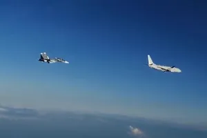 Tiêm kích Su-30SM (sau) được Nga triển khai áp sát máy bay P-8 Poseidon của Mỹ (trước) trên Biển Đen hôm 6-7. Ảnh chụp màn hình TWITTER