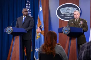 Bộ trưởng Quốc phòng Mỹ Lloyd Austin (trái) và Chủ tịch Hội đồng Tham mưu trưởng Liên quân Mỹ Mark Milley (phải) trong cuộc họp báo hôm 21-7. Ảnh: LẦU NĂM GÓC