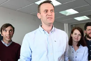 Nhân vật đối lập Alexei Navalny (giữa, áo xanh) và người phát ngôn Kira Yarmysh (kề bên phải). Ảnh: AFP