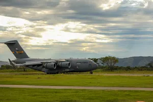 Chiếc C-17 của Mỹ hạ cánh tại căn cứ không quân Tolemaida (tỉnh Cundinamarca, Colombia) hôm 21-7. Ảnh: DVIDS