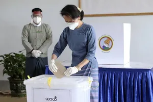 Bà Aung San Suu Kyi đi bỏ phiếu hôm 29-10-2020 (bỏ phiếu sớm). Ảnh: AP