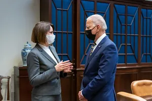 Tổng thống Mỹ Joe Biden (phải) và thủ lĩnh đối lập Belarus, bà Svetlana Tikhanovskaya (trái) gặp nhau tại Nhà Trắng vào sáng 28-7. Ảnh: TWITTER @POTUS
