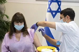 Một người Israel đi tiêm vaccine ngừa COVID-19 của Pfizer-BioNTech hôm 30-7. Ảnh: AP