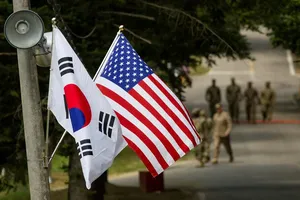 Là cở Mỹ và cờ Hàn Quốc treo trong căn cứ quân sự Yongin (gần thủ đô Seoul, Hàn Quốc). Ảnh: REUTERS