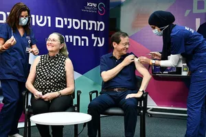 Tổng thống Israel Isaac Herzog và phu nhân tiêm mũi vaccine ngừa COVID-19 thứ ba hôm 30-7. Ảnh: THE TIMES OF ISRAEL