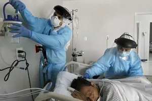 Một bệnh nhân phải thở oxy do bệnh chuyển nặng sau khi nhiễm COVID-19. Ảnh: LOS ANGELES TIMES