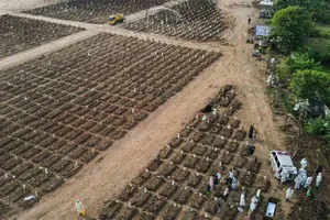 Một khu nghĩa trang chôn cất người chết vì COVID-19 ở thủ đô Jakarta, Indonesia. Ảnh: CNN