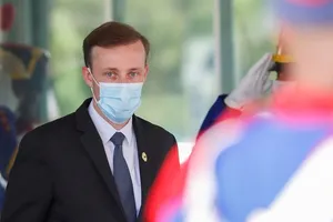 Cố vấn An ninh quốc gia Mỹ Jake Sullivan bên ngoài trụ sở Bộ Quốc phòng Brazil trong chuyến công du đồng minh Nam Mỹ này vào tuần trước. Ảnh: REUTERS