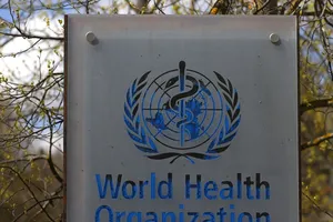 Logo Tổ chức Y tế thế giới bên ngoài trụ sở cơ quan này tại Geneva, Thụy Sĩ. Ảnh: REUTERS