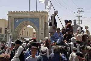 Lực lượng Taliban và những người dân ủng hộ ăn mừng ở TP Kandahar hôm 13-8. Ảnh: AFP