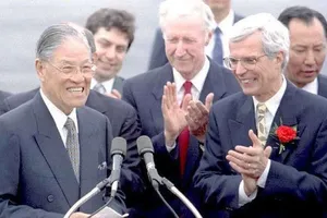 Giới chức New York (Mỹ) chào đón ông Lý Đăng Huy (trái) sang thăm trường cũ - sự kiện khơi mào khủng hoảng eo biển Đài Loan năm 1996. Ảnh: AFP