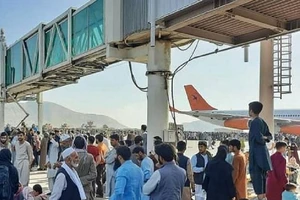 Hàng ngàn người ở Afghanistan đổ xô tới sân bay Kabul tìm cách rời khỏi quốc gia Trung Á này. Ảnh: AFP 