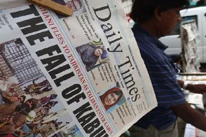 Dòng tít lớn về sự sụp đổ của chính quyền Kabul trên số báo ngày 16-8 của tờ Daily Times (Pakistan). Ảnh: THE GUARDIAN